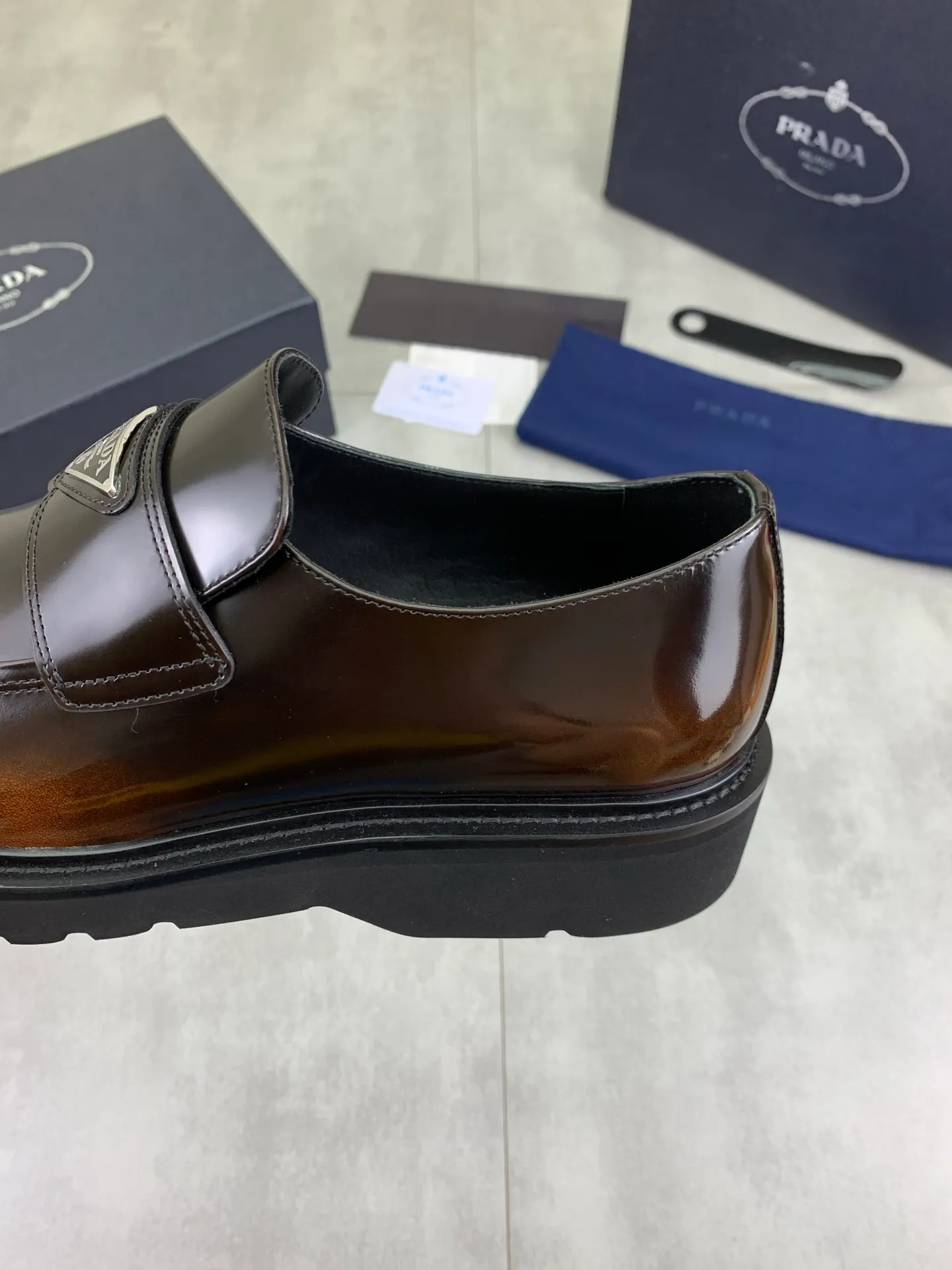 Factory price P860 💰Original quality, top version🔱 ＰＲＡＤＡPrada. Men's business casual leather shoes, top-quality leather shoes. 1:1 shipment ⬆️Luxurious and noble 👞All imported original color-rubbed edge beads, just to create a more comfortable wearing experience. Upper: Original comfortable open-edge bead rubbed color calfskin ➕Top imported water-dyed full cow lining, original lightweight and comfortable TPU foam combination bottom ✔️Code number: 39-45 (38.46 47 can be customized)